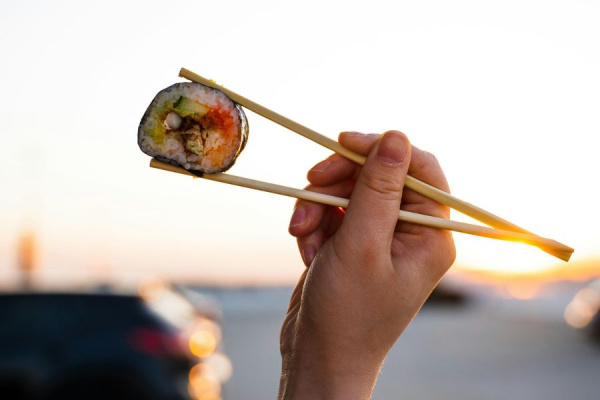 LOS BENEFICIOS DE INCLUIR SUSHI EN TU DIETA VERANIEGA