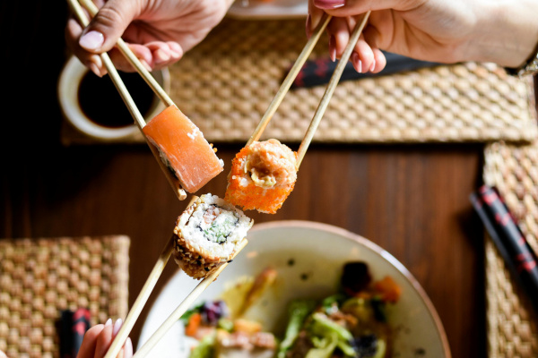 Planes con amigos antes del verano: cenas infinitas, sabor japonés y cero prisas