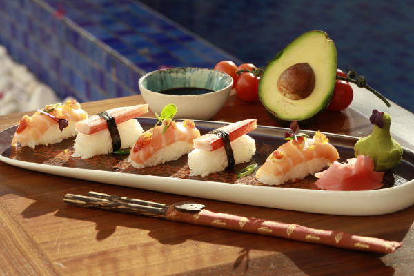 Buffet japonés en verano: 5 razones por las que el Menú Infinity de Sushisom arrasa en España