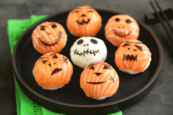 Especial Halloween en Sushisom: sushi oscuro, crujiente y flameado (¡sin necesidad de disfrazarlo!)