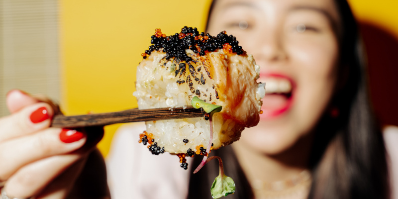 Cómo usar palillos para sushi: guía fácil de etiqueta y disfrute en Sushisom