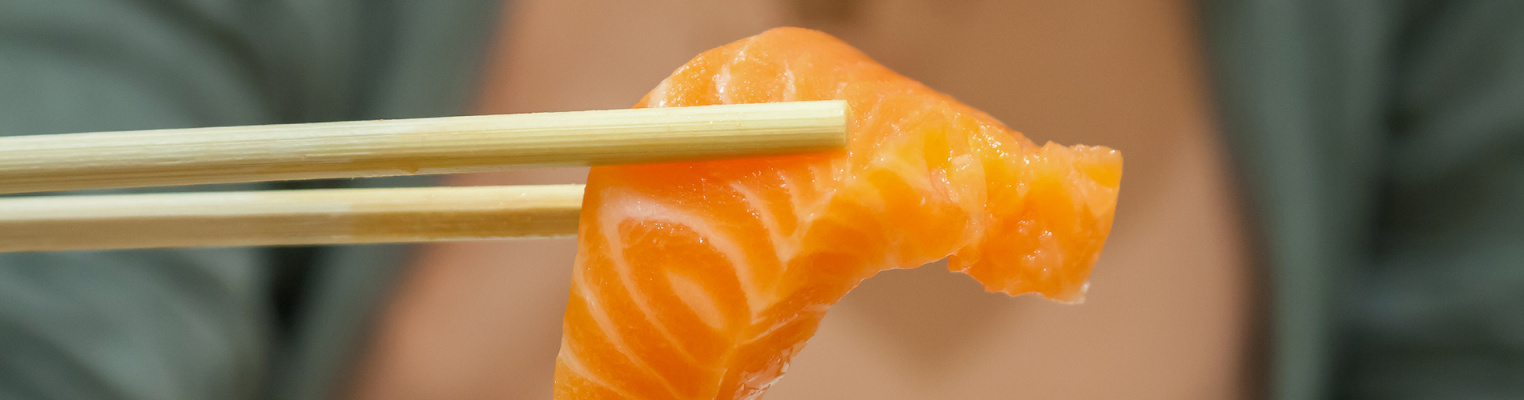 Cómo usar palillos para sushi: guía fácil de etiqueta y disfrute en Sushisom