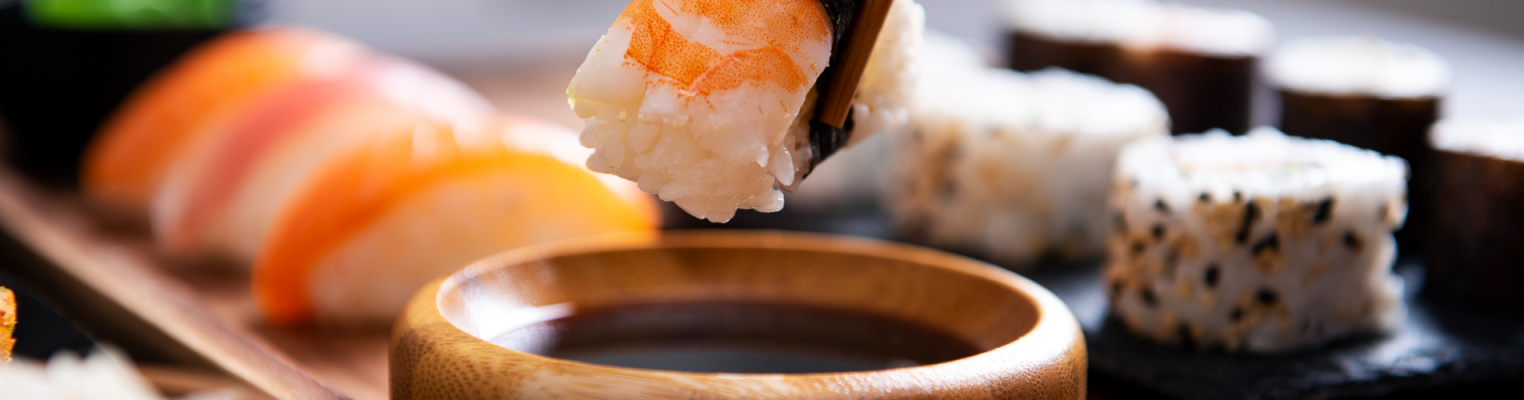 Cómo usar palillos para sushi: guía fácil de etiqueta y disfrute en Sushisom