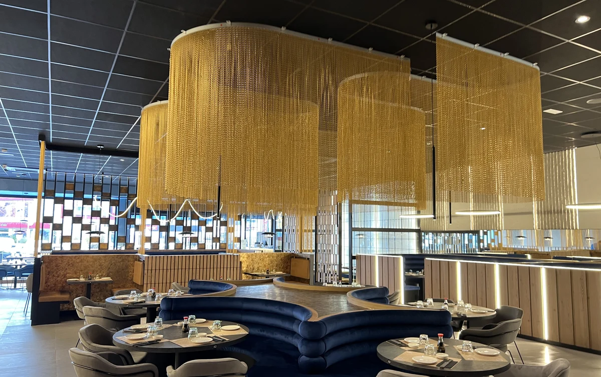Sala con cortinas doradas — Sushisom Alcorcón C.C. Parque Oeste