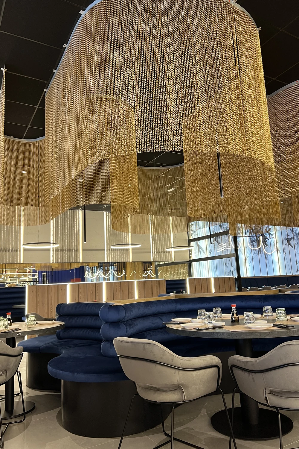 Cortinas doradas sobre la mesa — Sushisom Alcorcón C.C. Parque Oeste