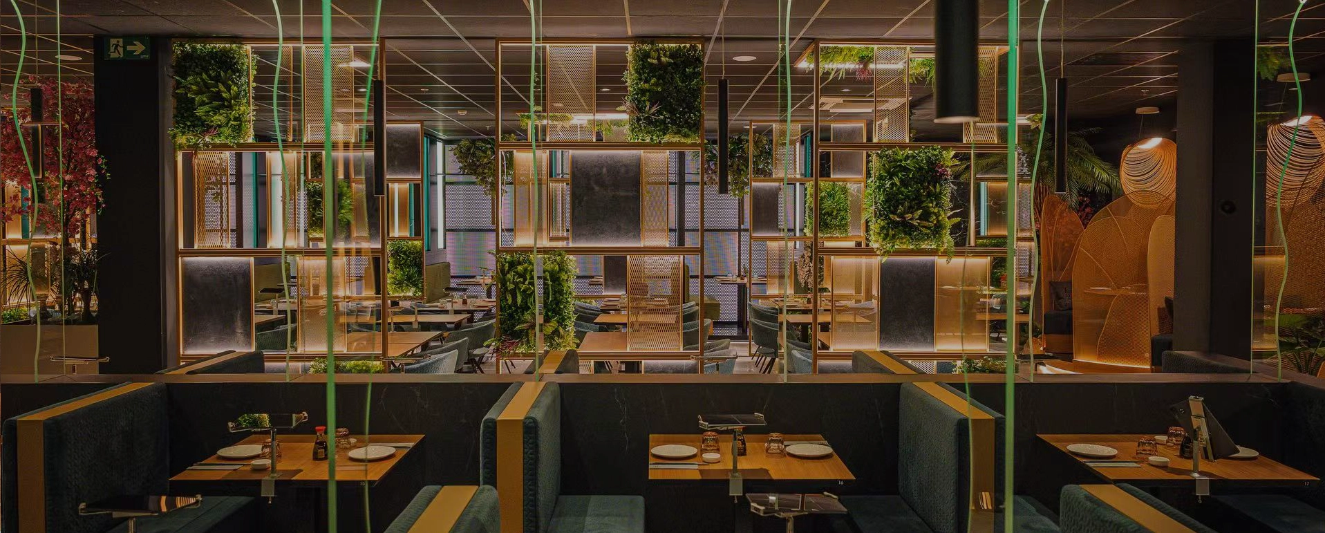 Paneles dorados y jardines verticales — Sushisom Terrassa Plaça
