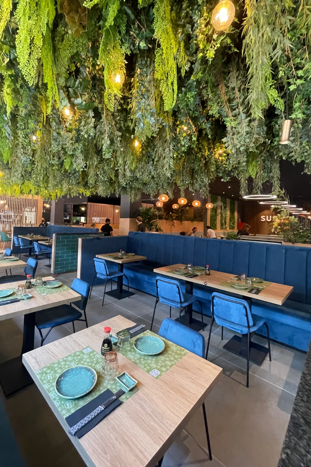 Techo vegetal del restaurante — Sushisom Zaragoza La Torre Outlet