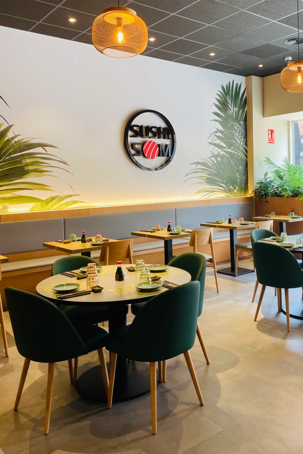 Logo y decoración del restaurante asiático — Sushisom Zaragoza La Torre Outlet