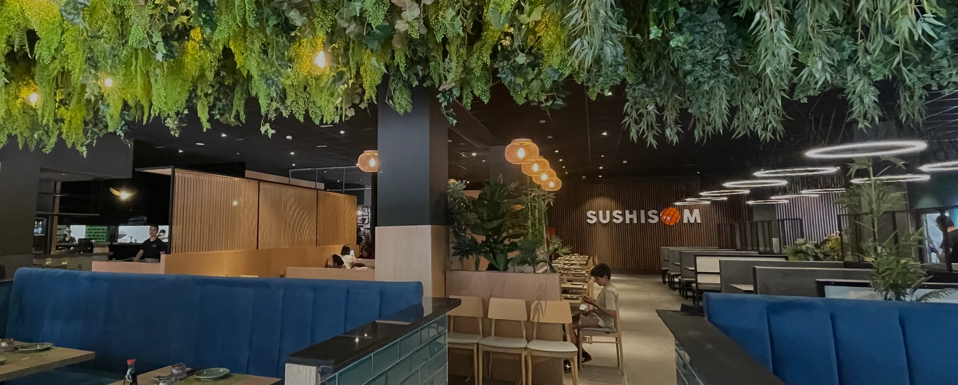 Sala bajo el techo vegetal — Sushisom Zaragoza La Torre Outlet