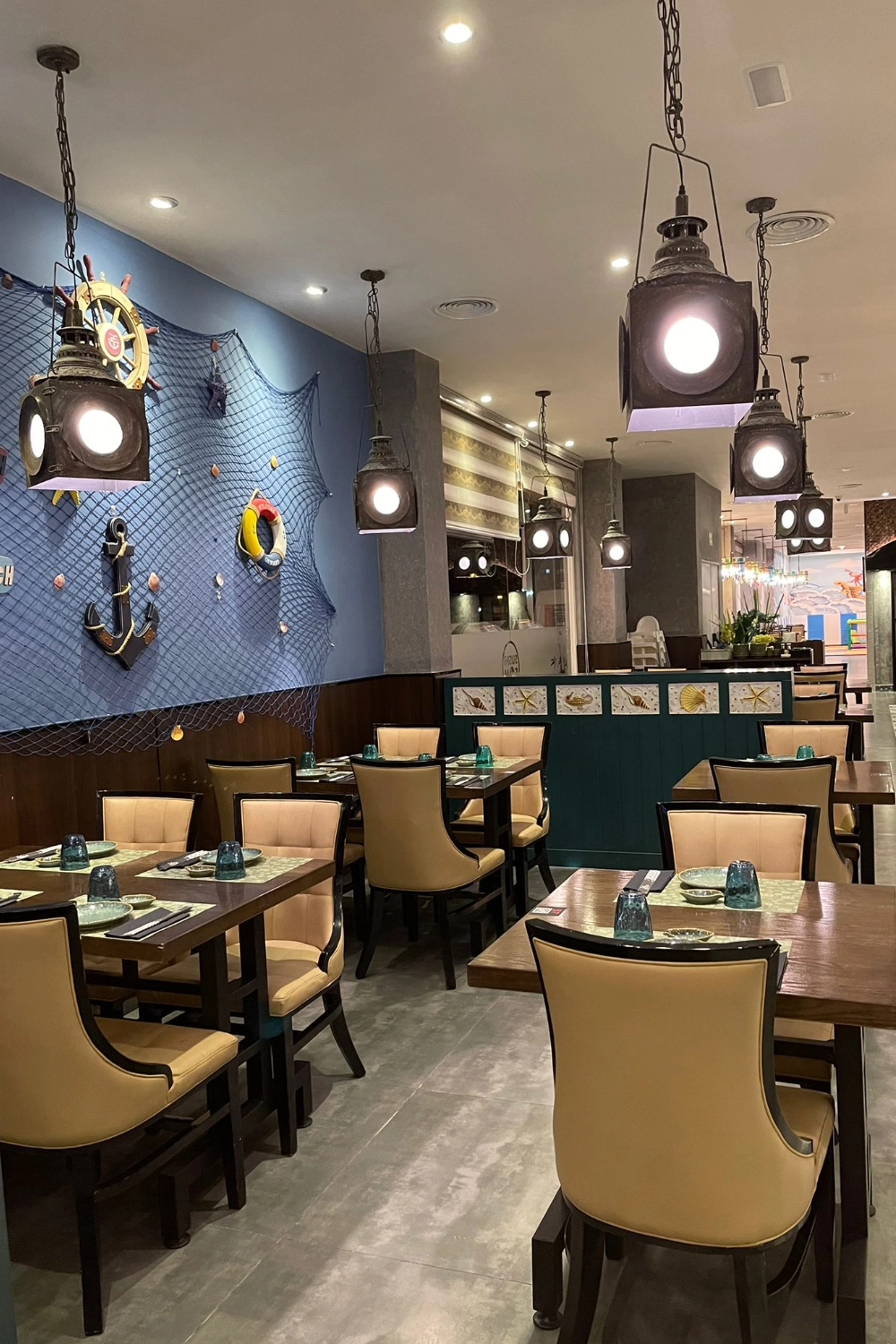 Interior del restaurante con mesas — Sushisom Málaga