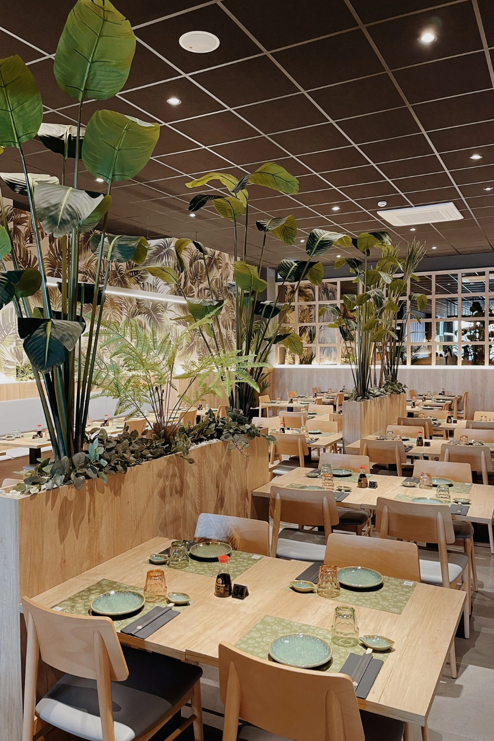 Mesas para grupos, ideal comida asiática — Sushisom Santander Bahía Real