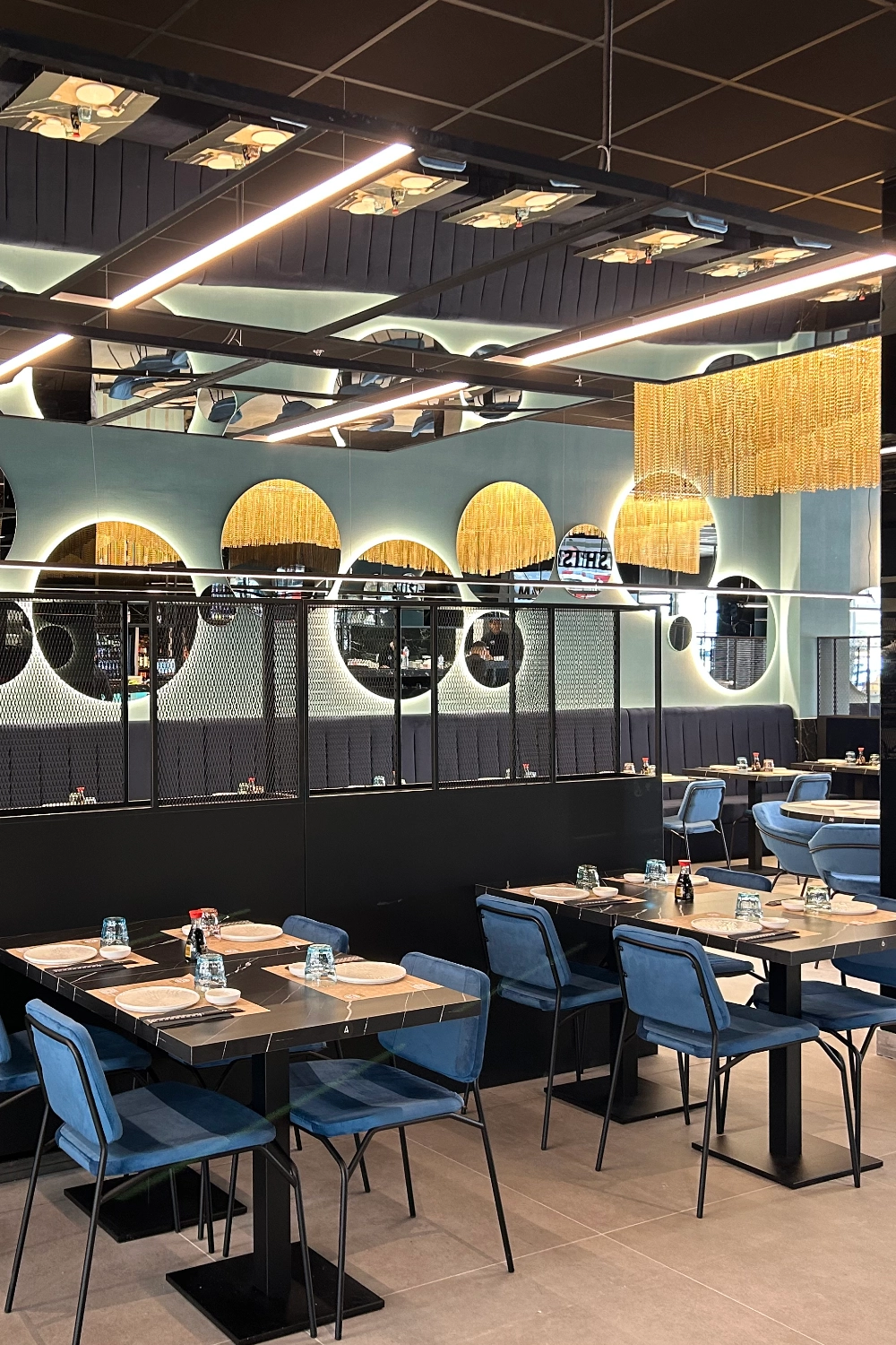 Decoración con espejos del restaurante asiático — Sushisom Burgos El Mirador