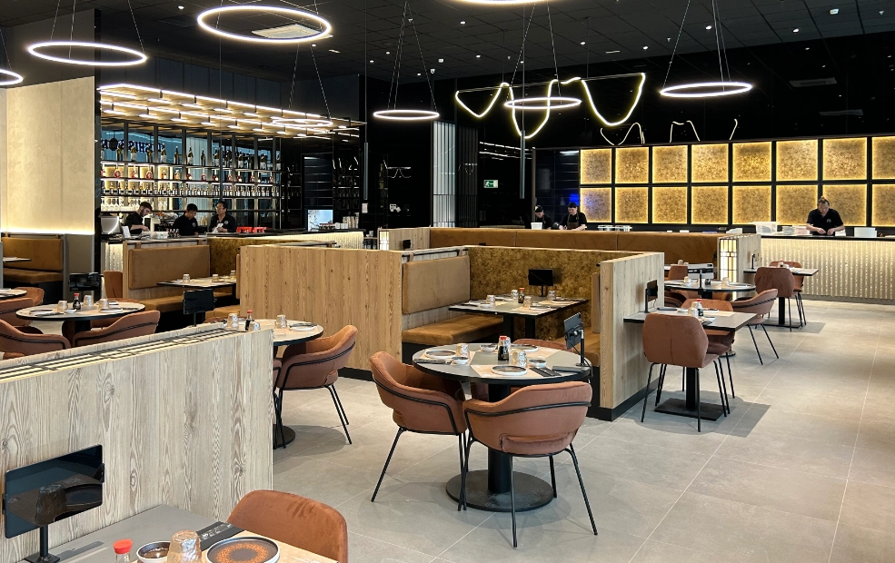 El equipo preparando cocina asiática — Sushisom Jaén Plaza