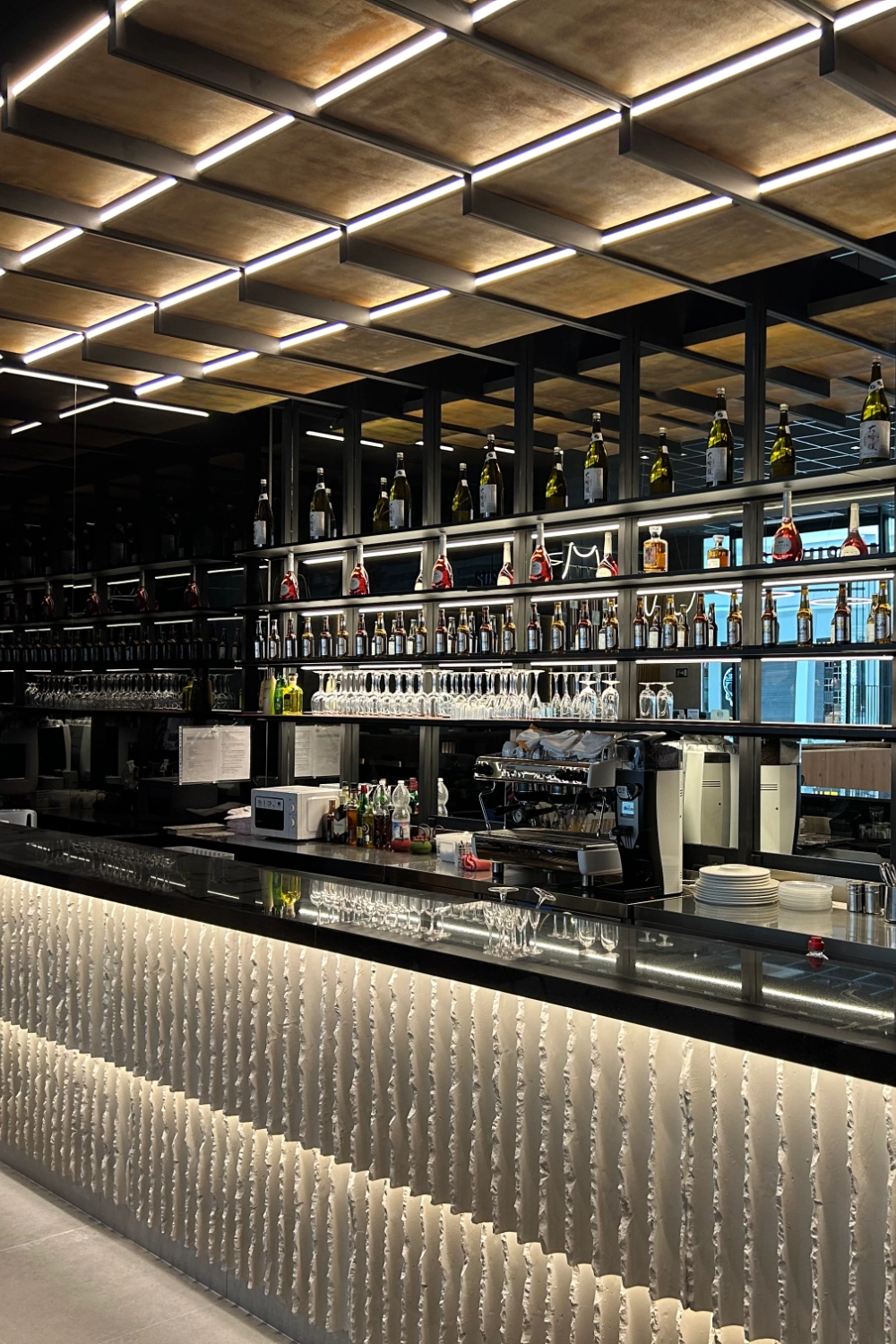 Barra interior con bebidas — Sushisom Jaén Plaza