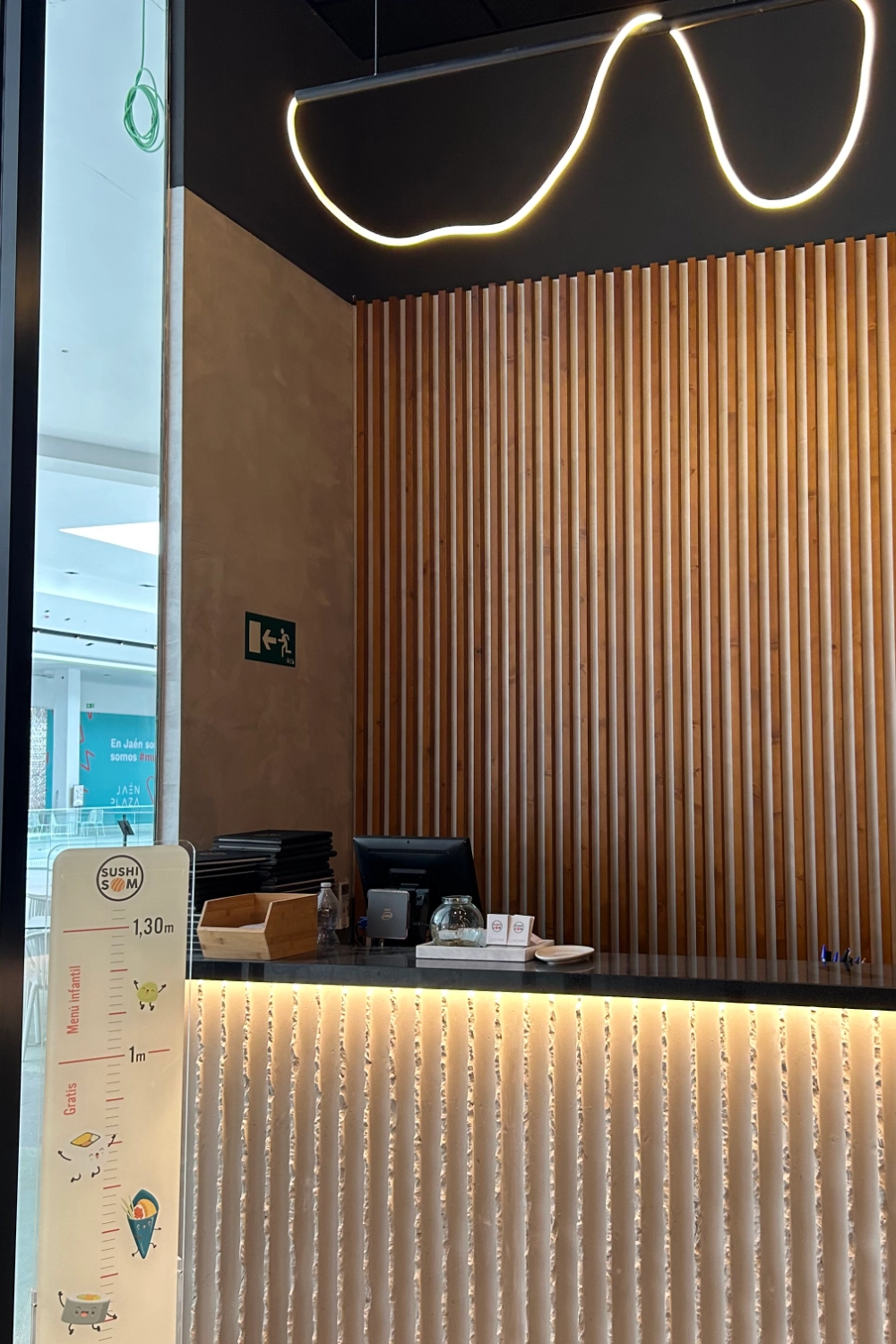 Entrada del restaurante asiático — Sushisom Jaén Plaza