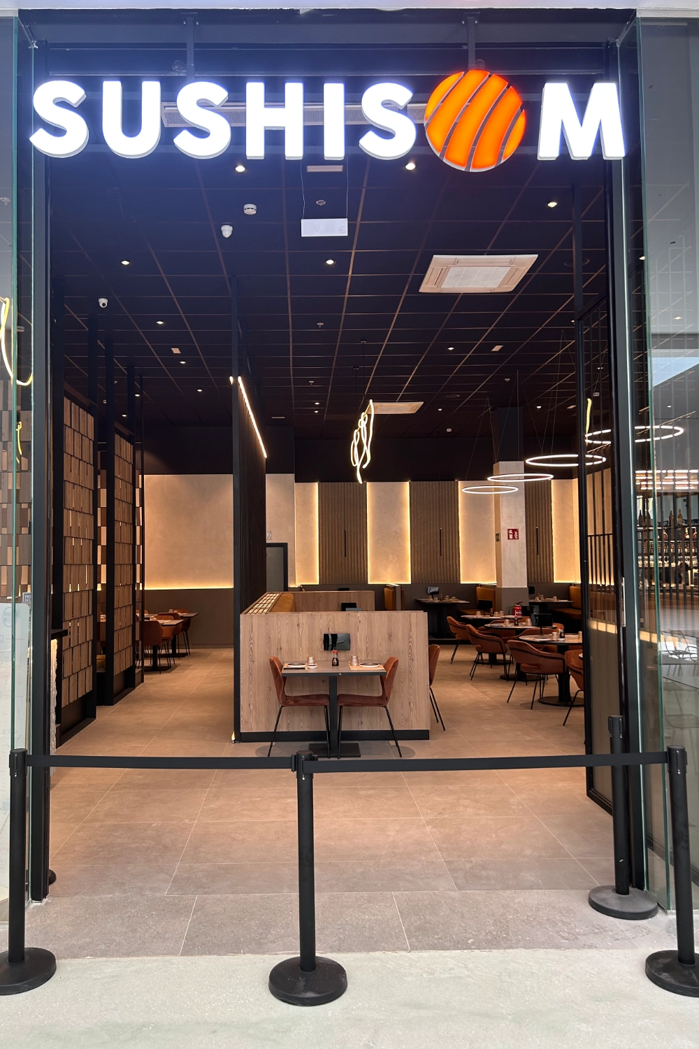 Puerta del restaurante buffet asiático — Sushisom Jaén Plaza