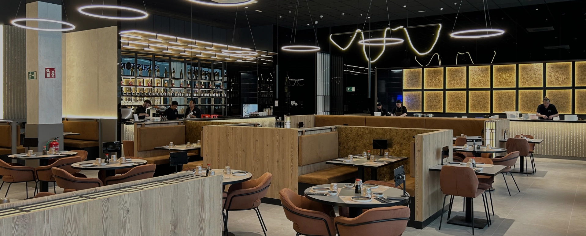 Sala con barra y paneles dorados — Sushisom Jaén Plaza