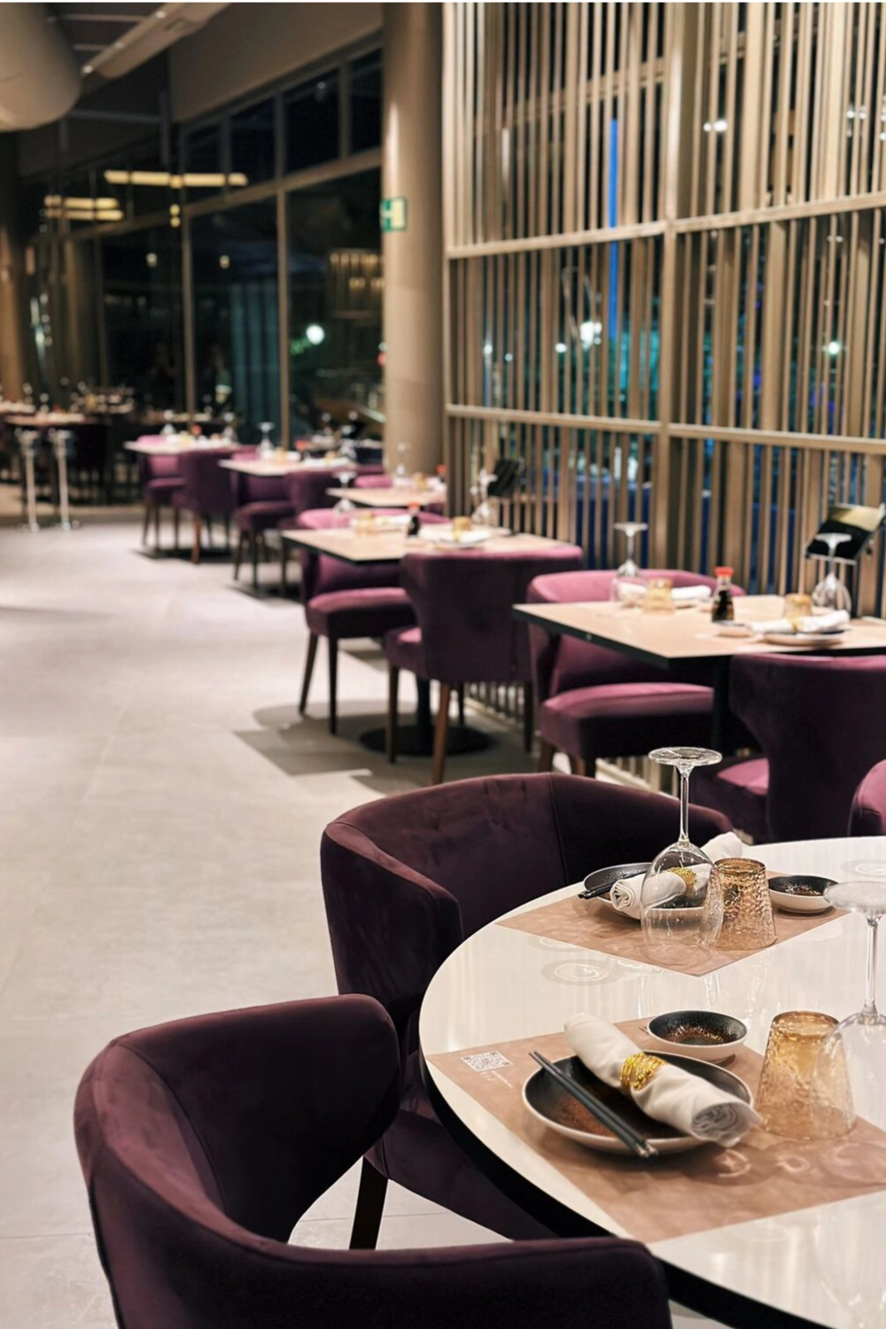 Mesas del restaurante asiático — Sushisom Fuengirola