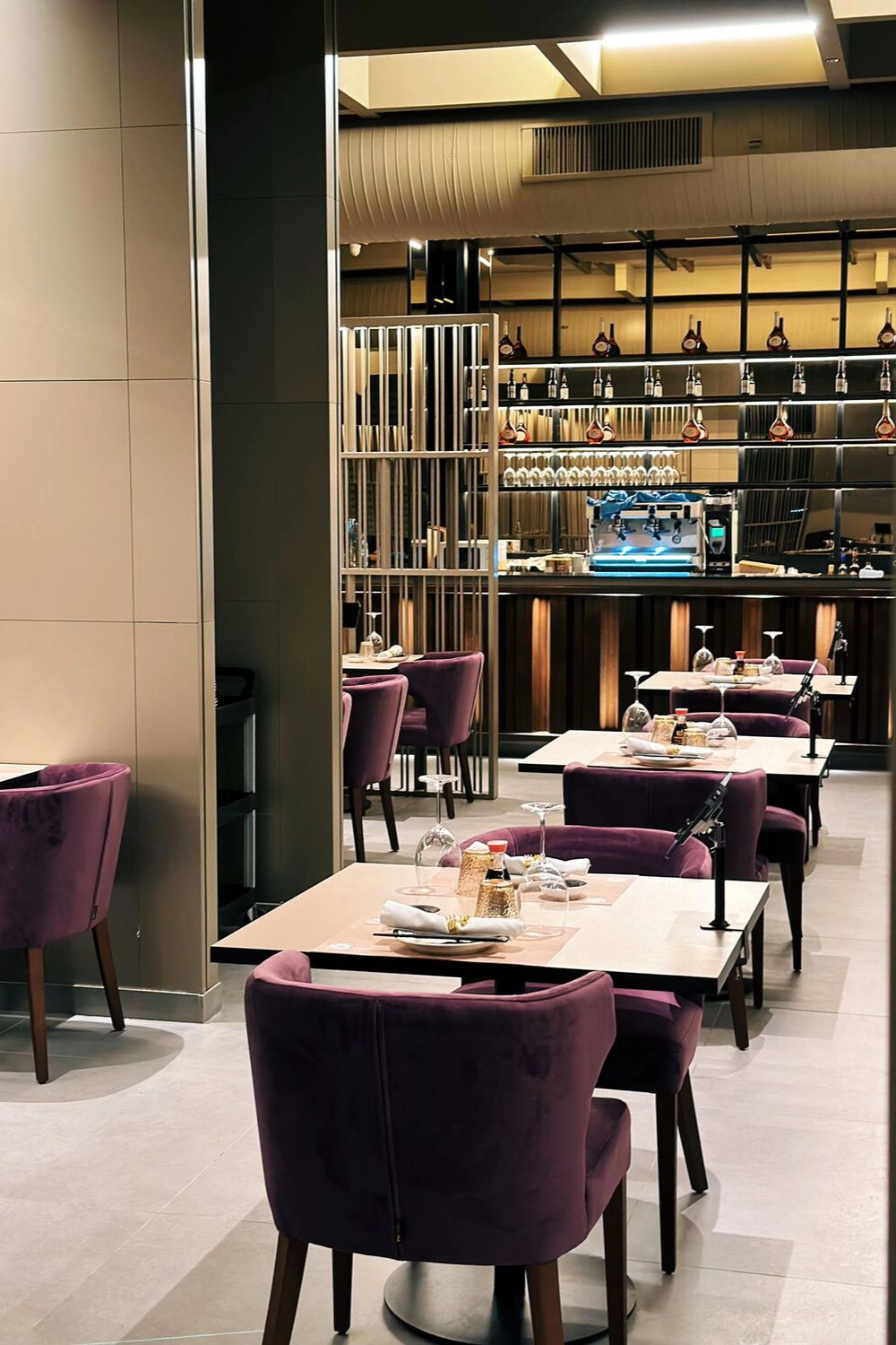 Bebidas y platos en mesa para dos — Sushisom Fuengirola