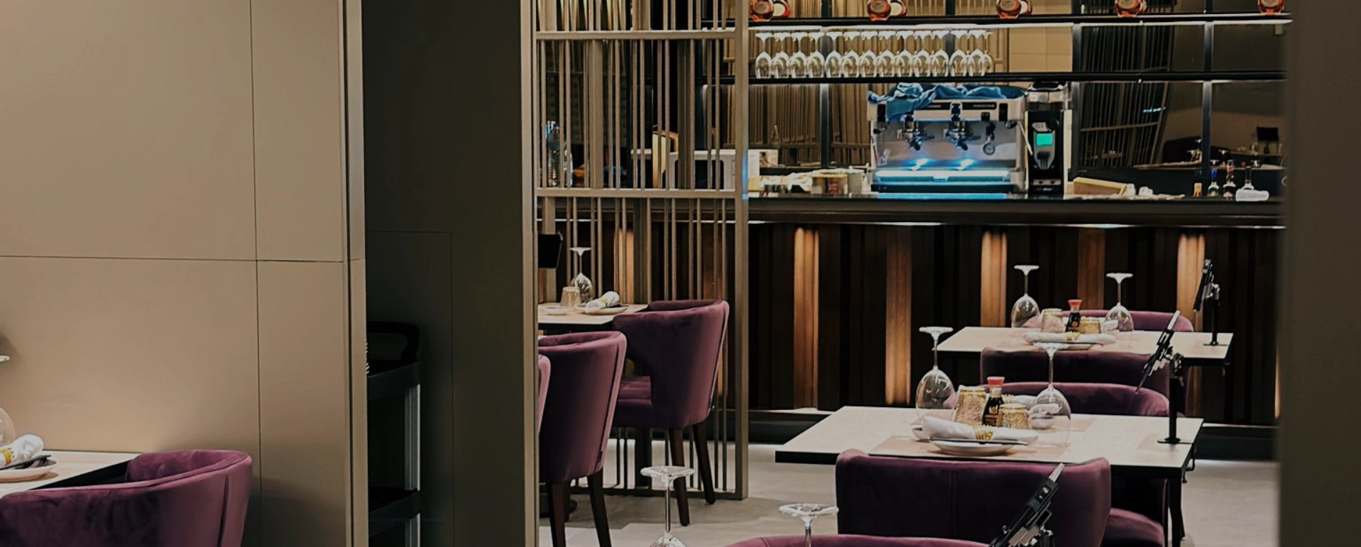 Comedor con barra de bebidas — Sushisom Fuengirola