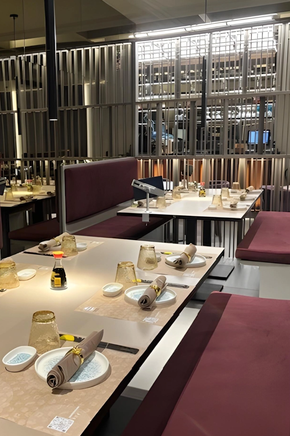 Mesas para grupos en el interior — Sushisom Bilbao Intermodal