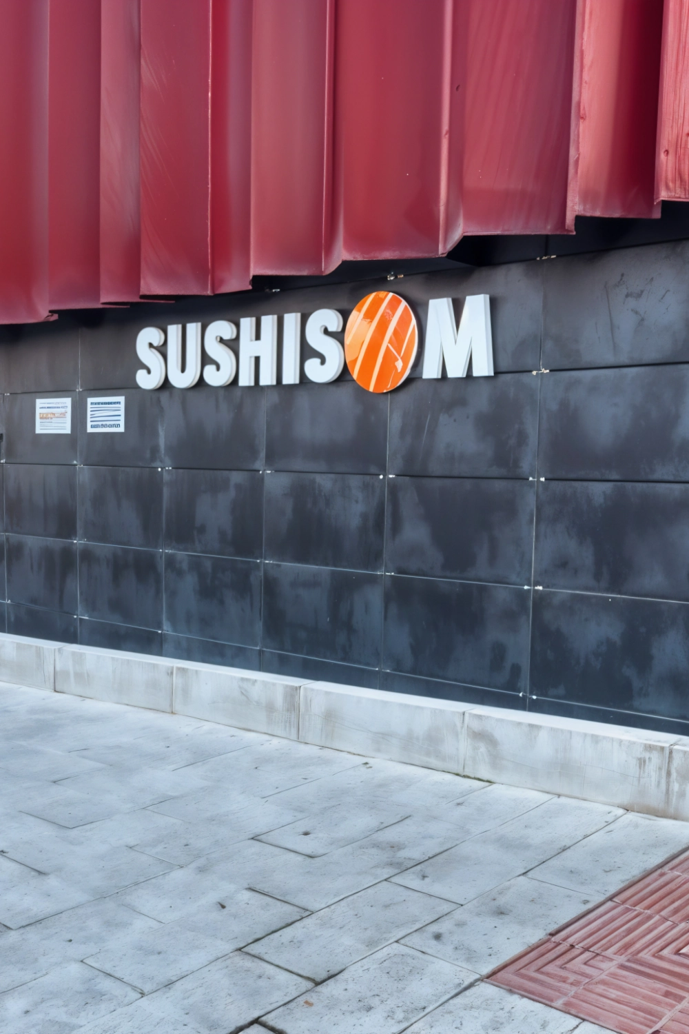 Logo en el exterior del restaurante — Sushisom Bilbao Intermodal