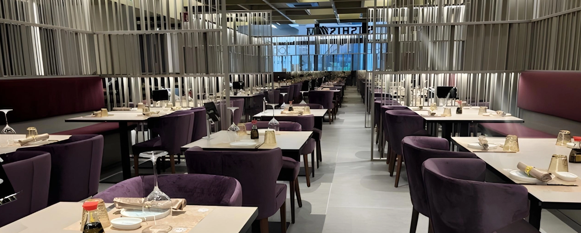 Sala con celosías y sillas moradas — Sushisom Bilbao Intermodal