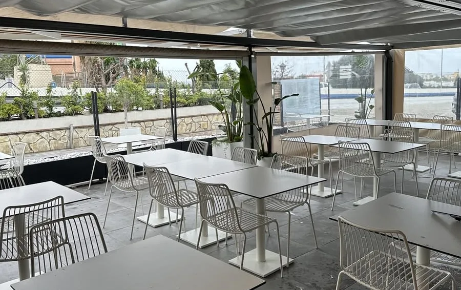 Terraza con pérgola — Sushisom Marbella La Cañada