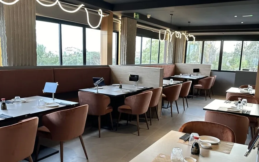 Sala con ventanales — Sushisom Marbella La Cañada