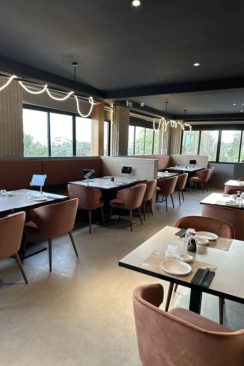 Sala con butacas terracota — Sushisom Marbella La Cañada