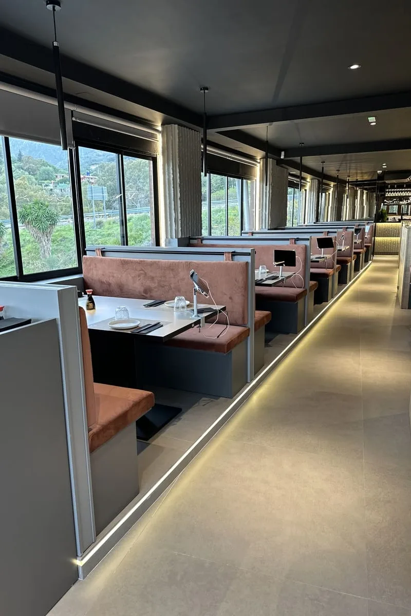 Reservados con luz cálida — Sushisom Marbella La Cañada