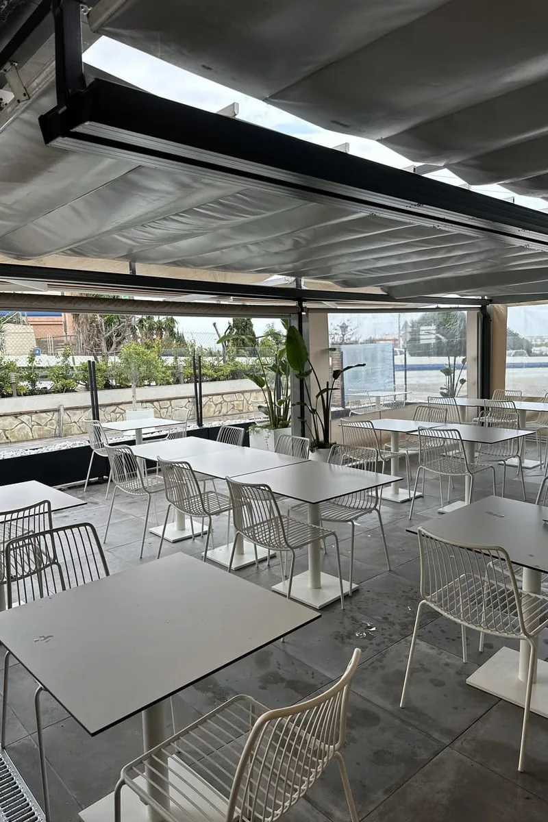 Terraza con pérgola — Sushisom Marbella La Cañada