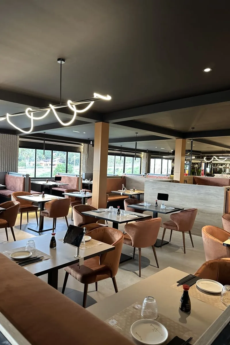 Sala amplia con reservados — Sushisom Marbella La Cañada