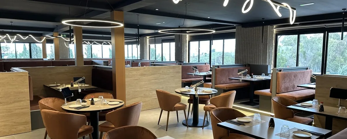 Sala con lámparas espirales — Sushisom Marbella La Cañada