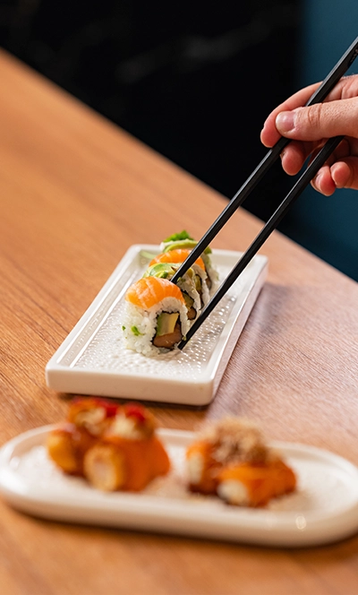 Variedad de 300 platos: uramaki arcoíris — Sushisom Valladolid Vallsur