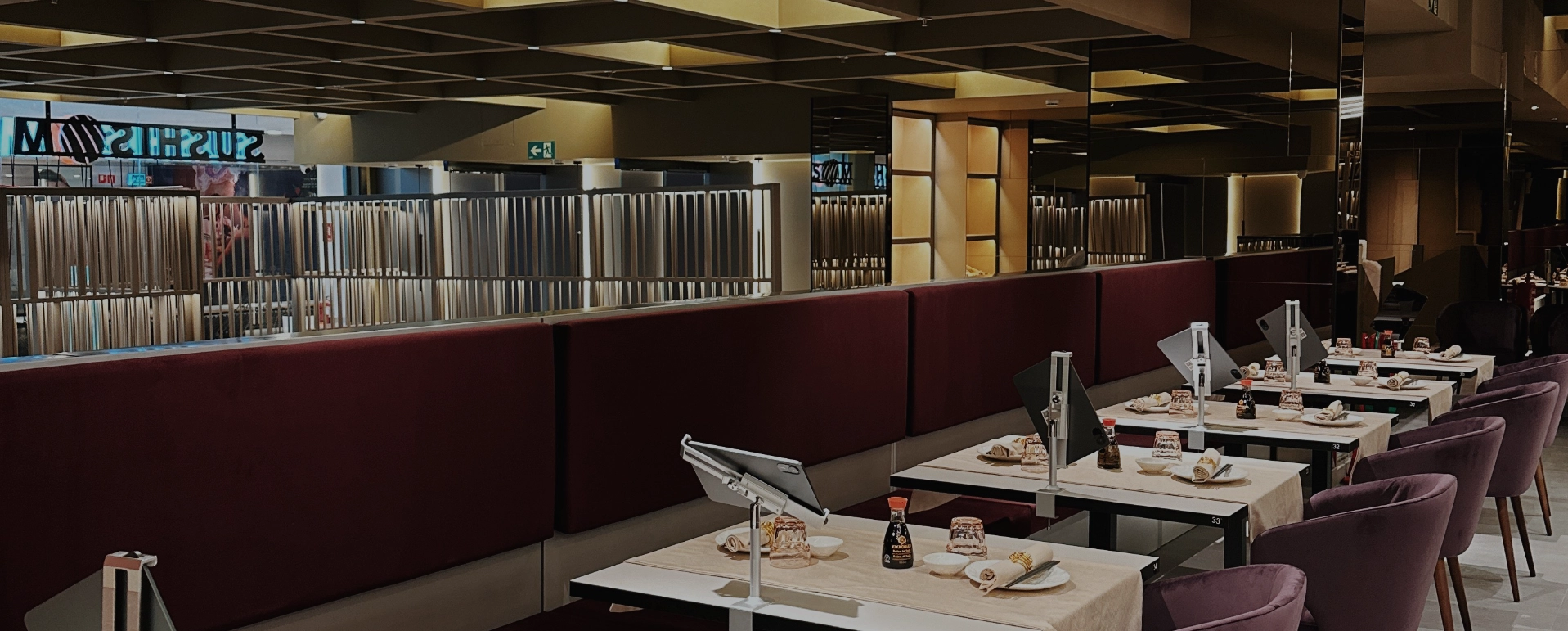 Sala del restaurante con mesas — Sushisom Valladolid Vallsur