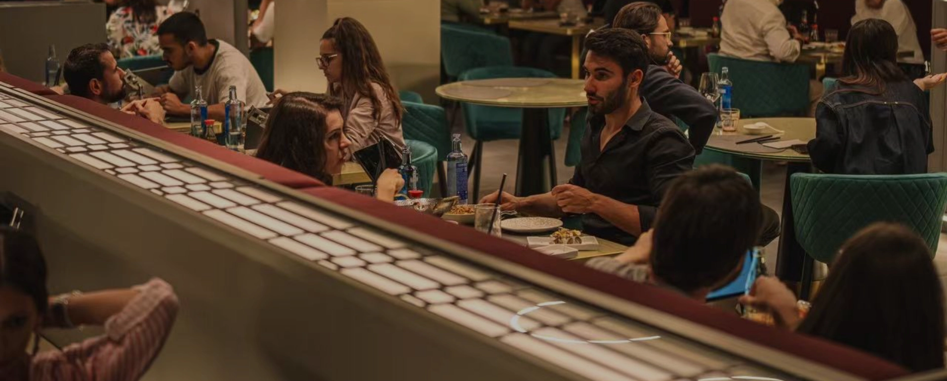 Ambiente junto a la barra luminosa — Sushisom Alicante