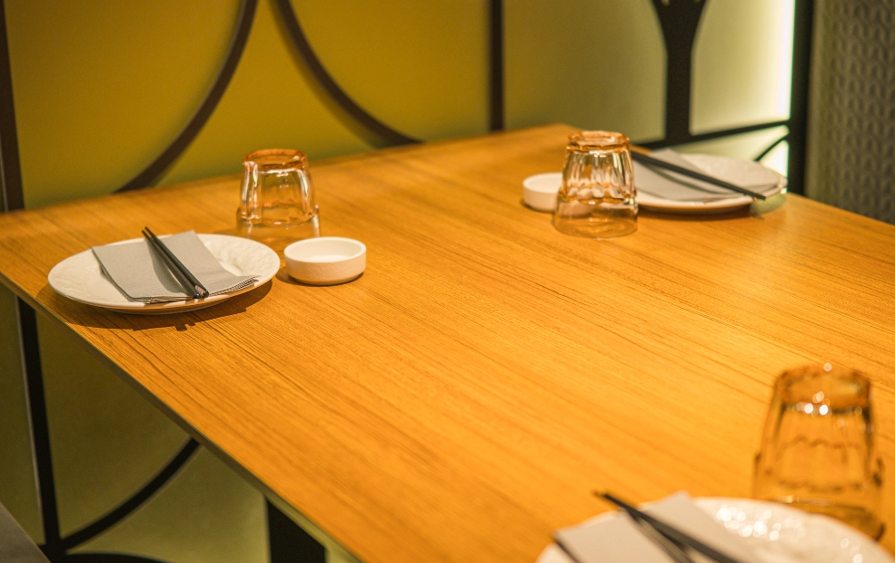 Variedad de platos en la mesa — Sushisom Murcia