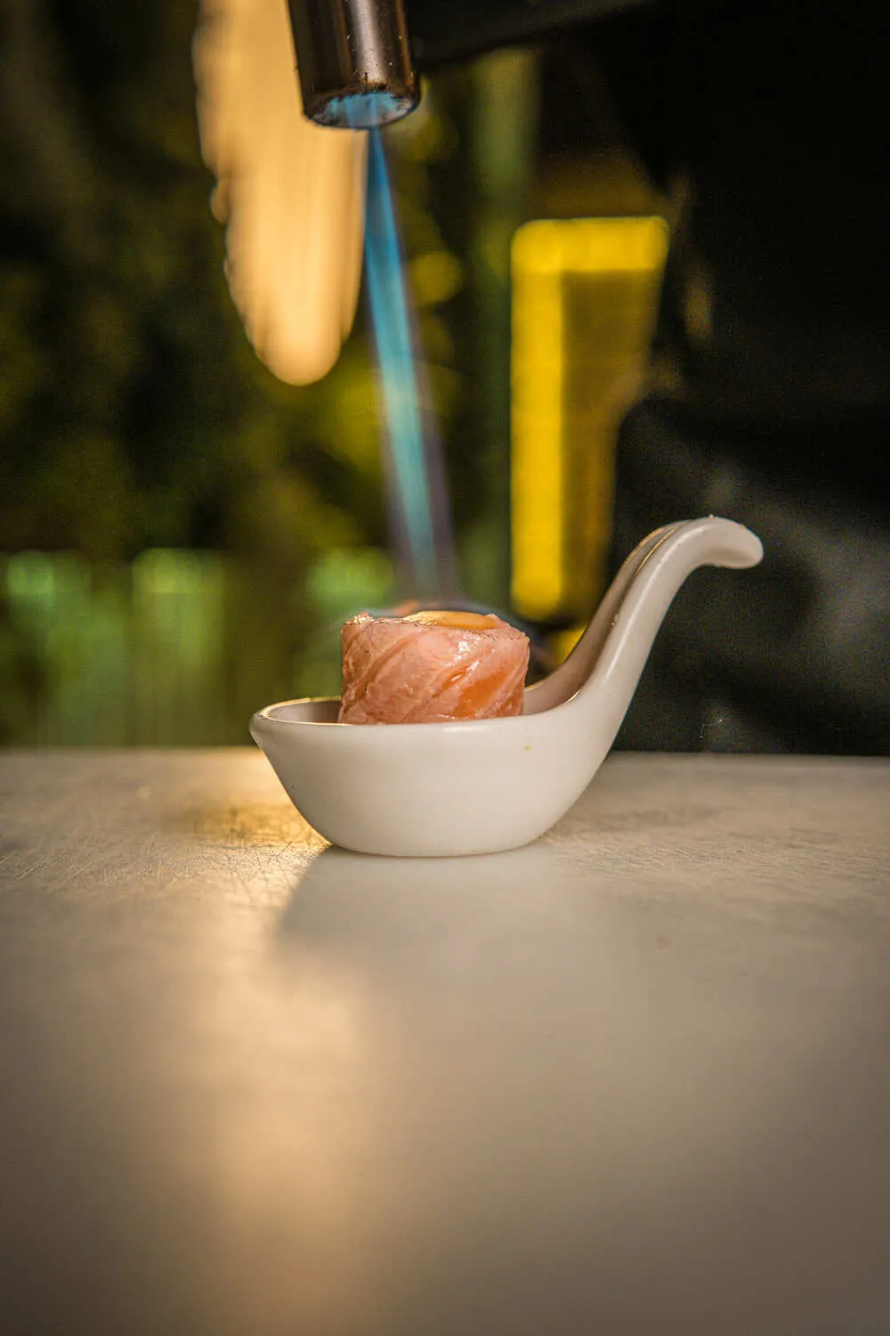 Gunkan de salmón flambeado — Sushisom Murcia