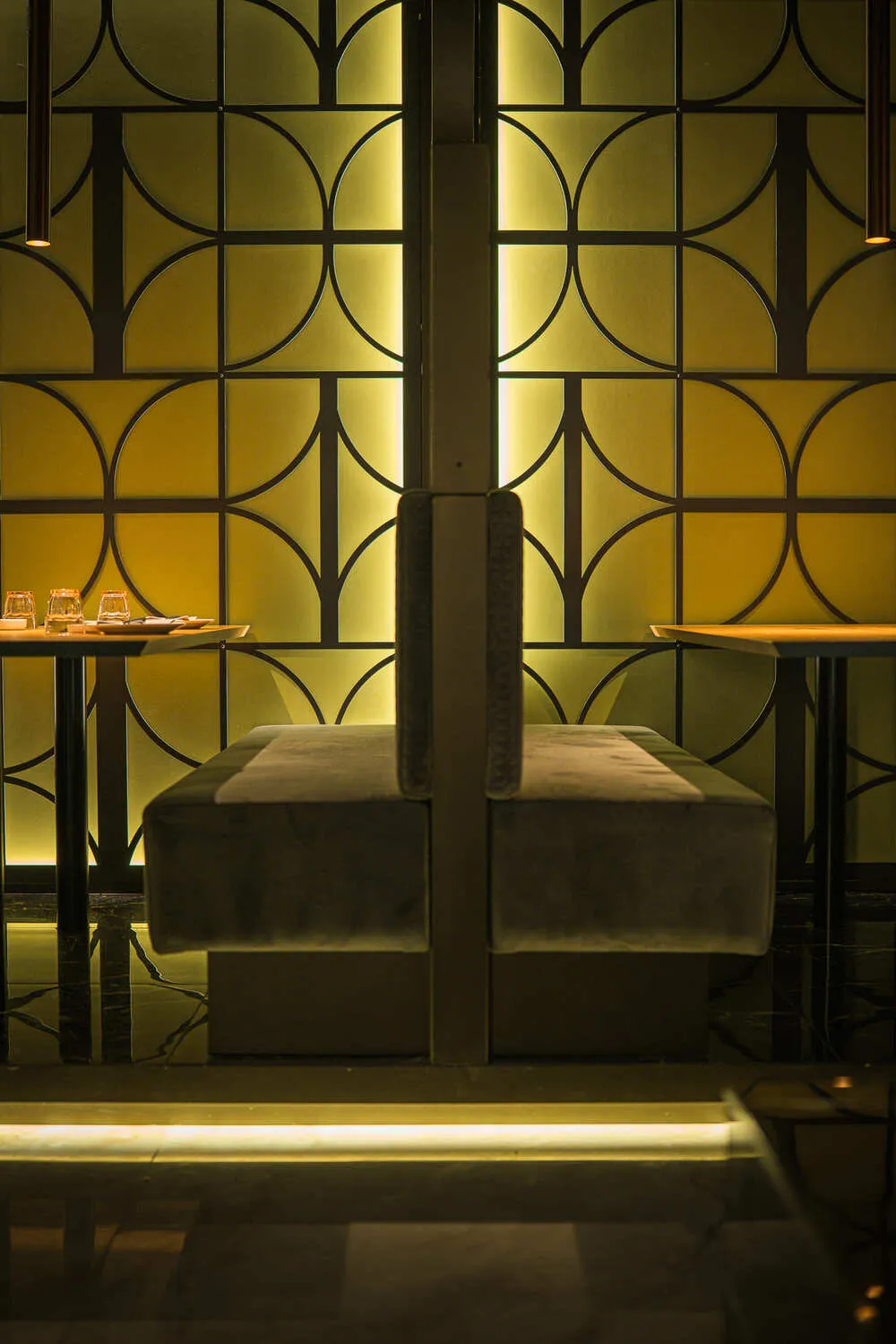 Buffet y mesas con detalles verdes — Sushisom Murcia