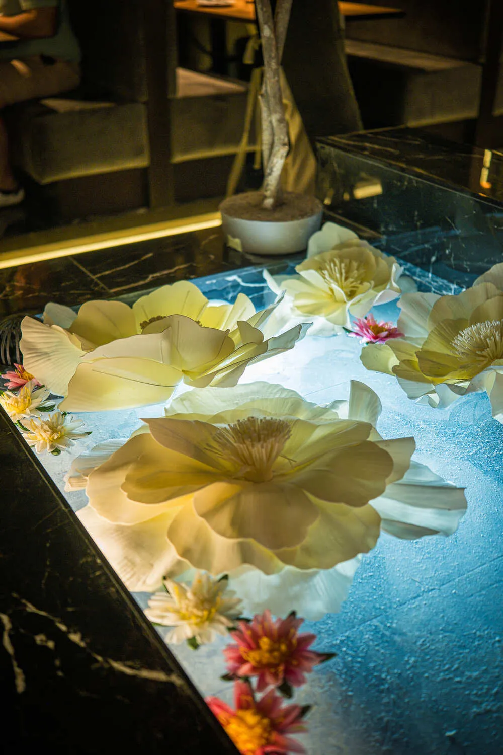 Flores y lago interior del restaurante — Sushisom Murcia