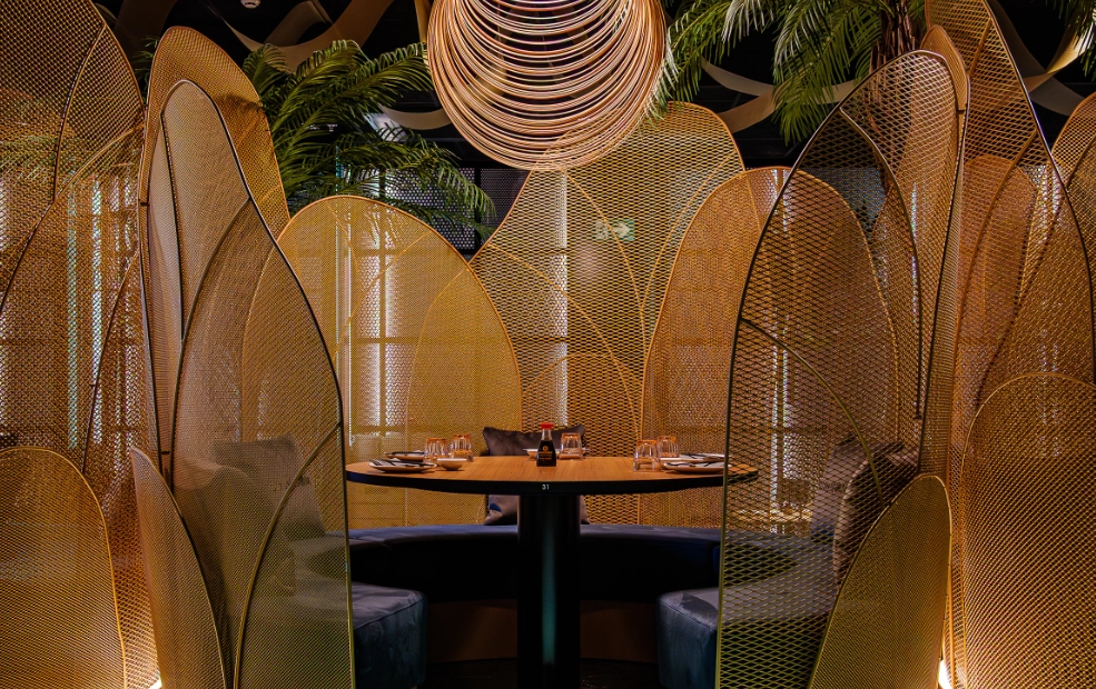 Mesas redondas del restaurante asiático — Sushisom Jerez Luz Shopping