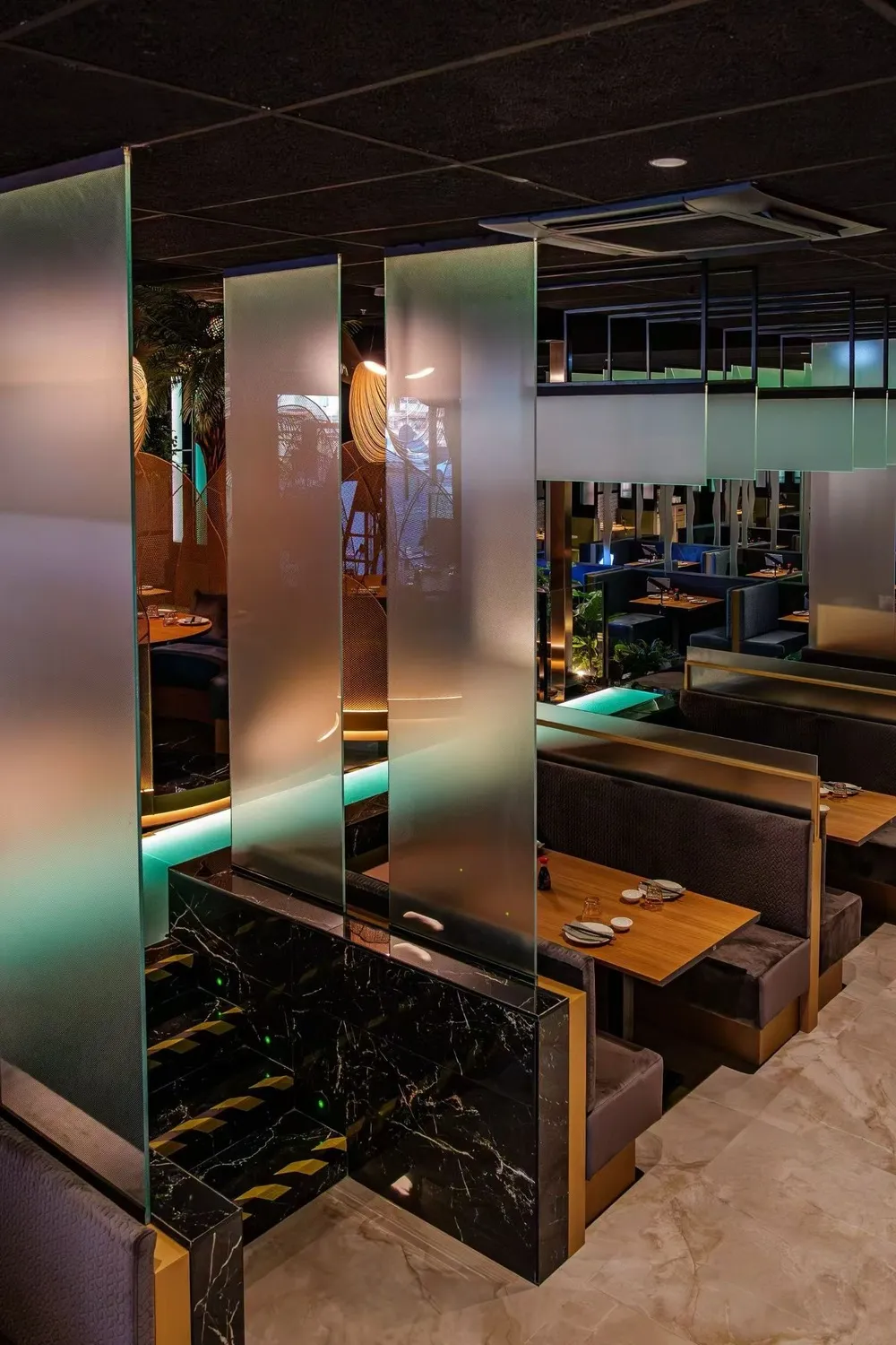 Mesas del restaurante asiático — Sushisom Jerez Luz Shopping