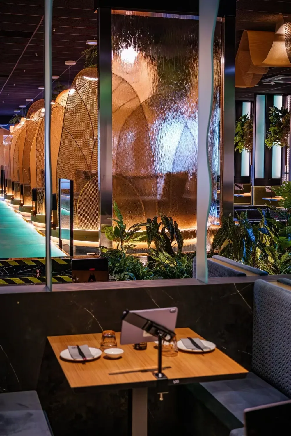 Comida asiática junto a la cascada interior — Sushisom Jerez Luz Shopping