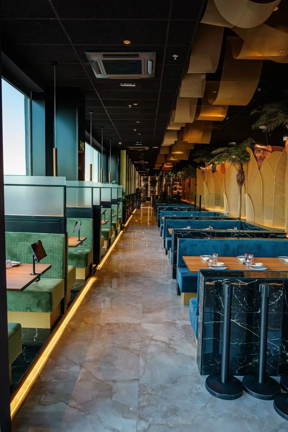 Gastronomía asiática en mesa — Sushisom Jerez Luz Shopping