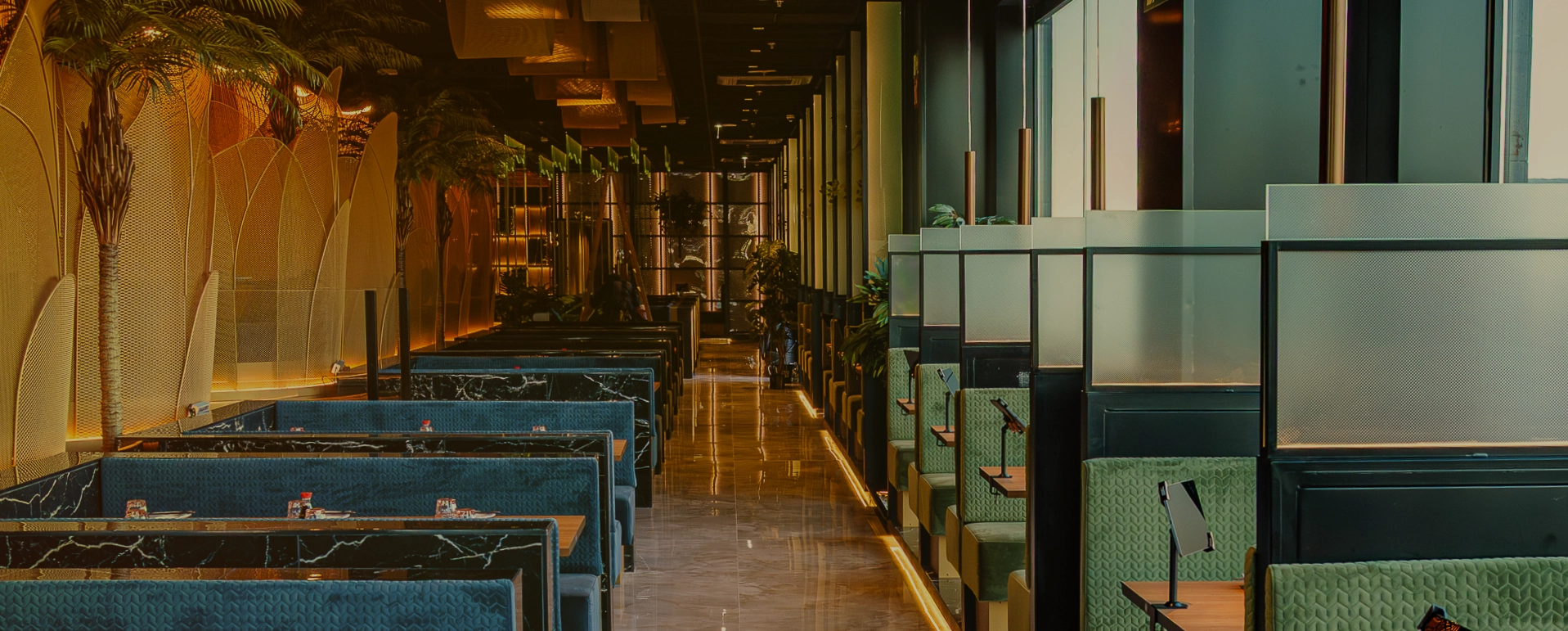 Sala con reservados y palmeras — Sushisom Jerez Luz Shopping