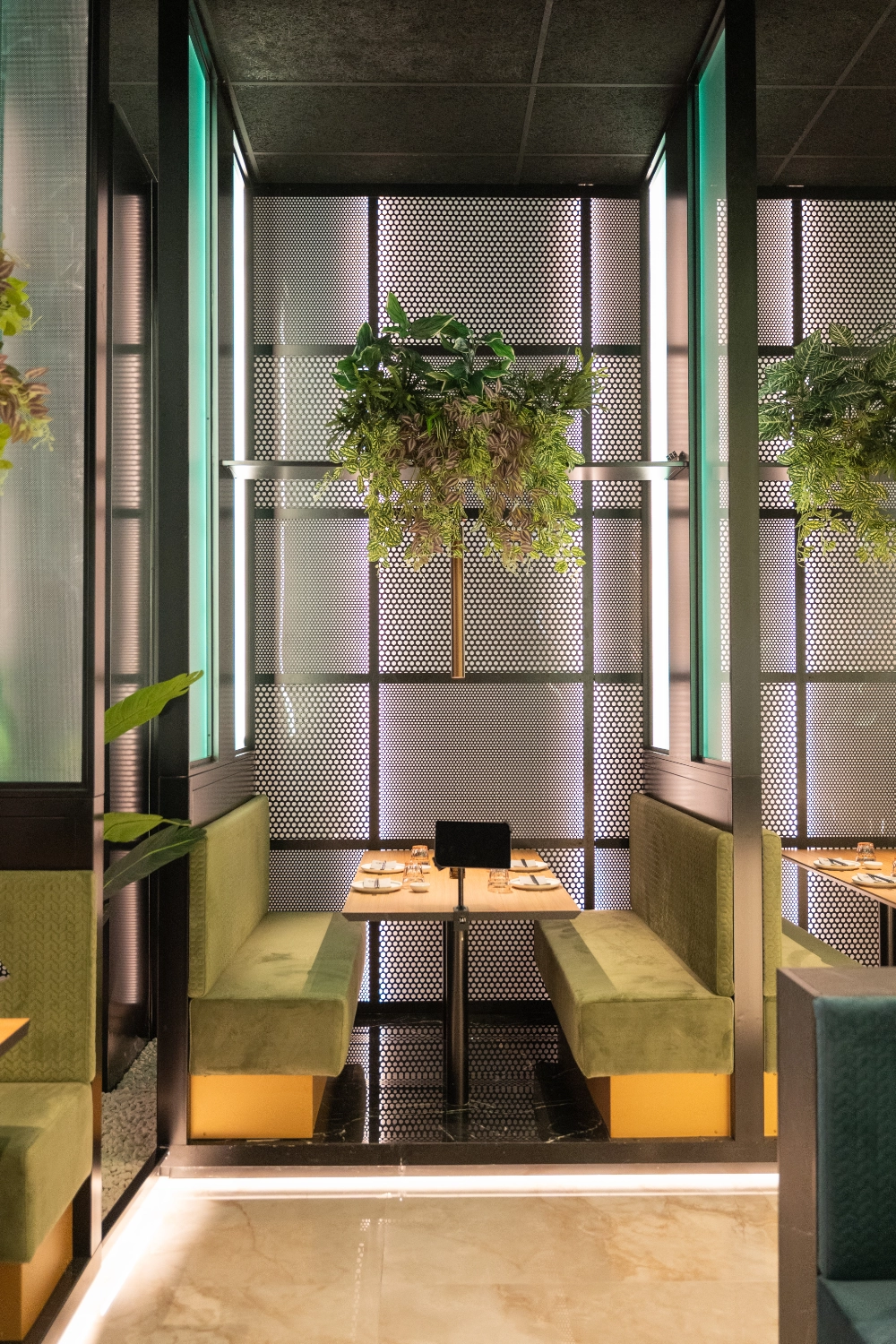 Interior del restaurante con plantas — Sushisom Sevilla Dos Hermanas