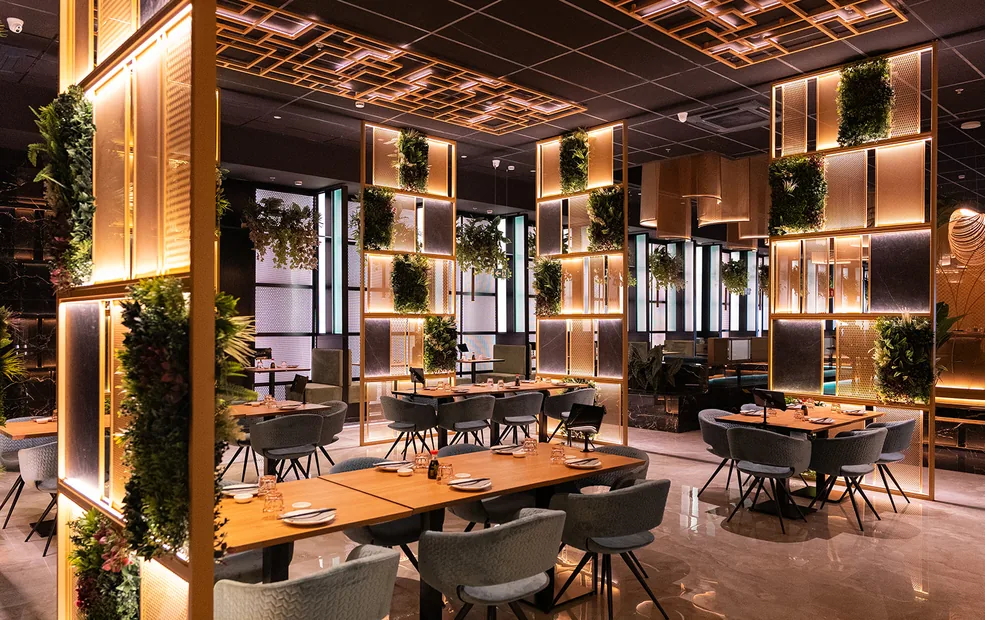 Sala con mesas y sillones verdes — Sushisom Gandia