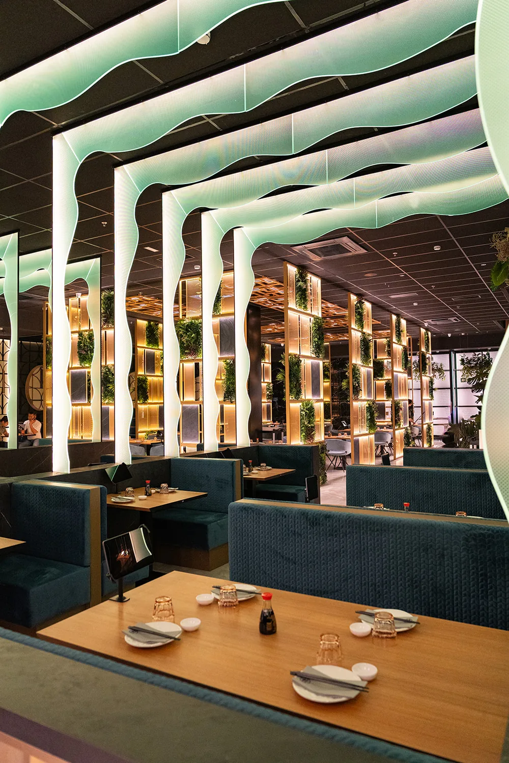 Sala bajo las ondas verdes — Sushisom Gandia