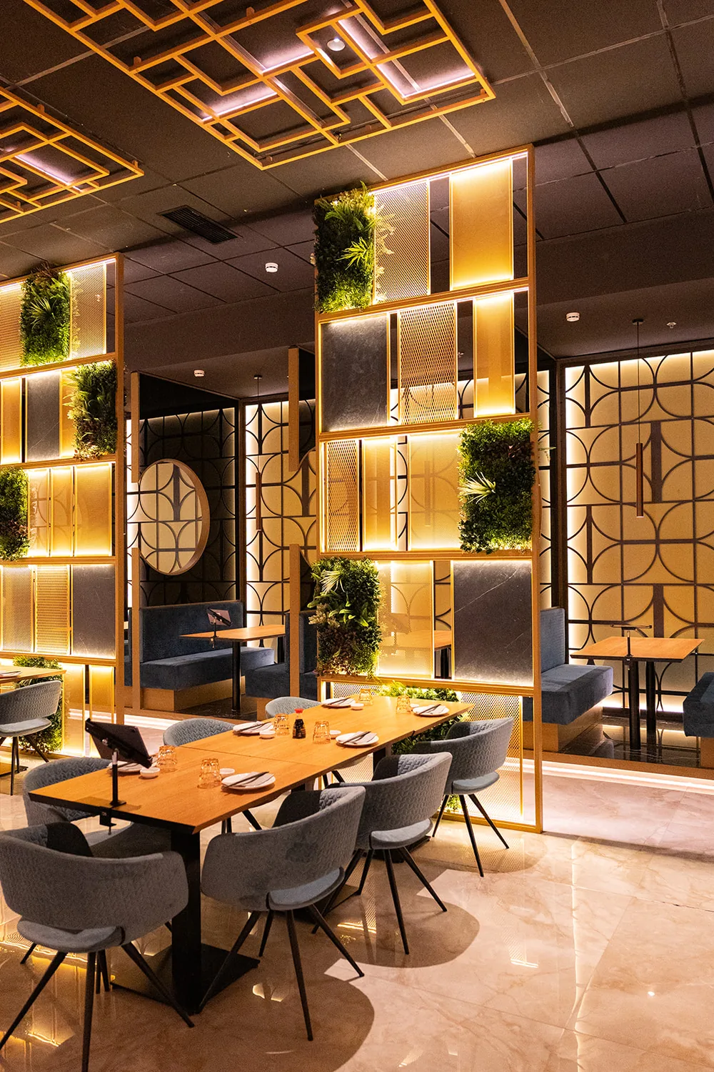 Mesa junto al panel del círculo dorado — Sushisom Gandia